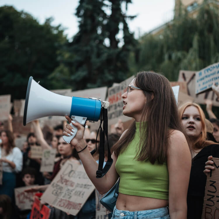 Почему тысячи людей протестуют в Украине?